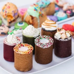 Bandeja con varios Cookie Shots (red velvet, matcha y s’mores) con toppings de crema y malvaviscos