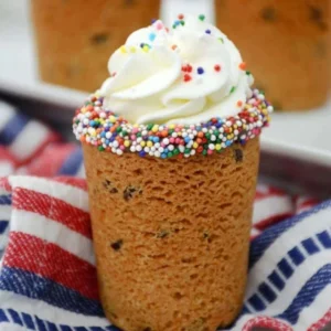 Cookie Shot con sprinkles y crema