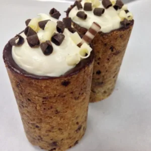 Cookie Shot chispas de chocolate, interior cacao, copete + virutas
